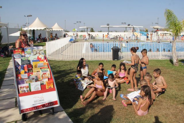 El servicio de 'Bibliopiscina' ayuda a fomentar la lectura durante la época estival - 2, Foto 2
