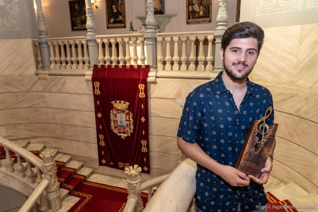 El ganador del Premio Filón de la última edición del Cante de las Minas, Alejandro Solano, muestra su galardón en el Palacio Consistorial - 1, Foto 1