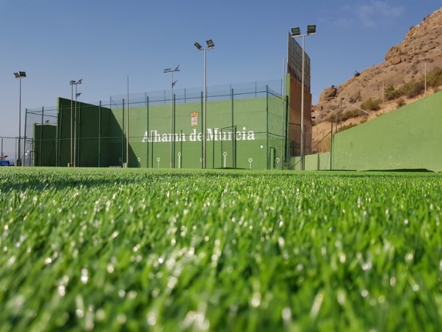 El Ayuntamiento instala un nuevo csped en el campo de ftbol de El Praco, Foto 1