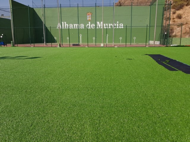 El Ayuntamiento instala un nuevo csped en el campo de ftbol de El Praco, Foto 2