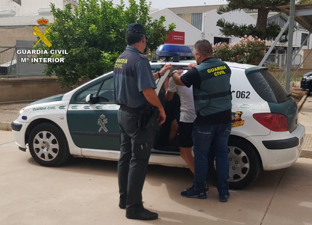 La Guardia Civil detiene a un joven e investiga a dos más por agredir a cinco adolescentes en una playa de Los Alcázares - 1, Foto 1