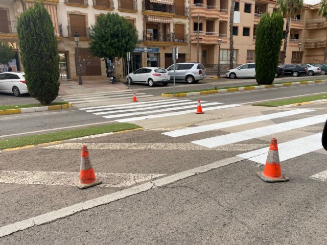 El Ayuntamiento de Puerto Lumbreras lleva a cabo el repintado de los pasos de peatones en casi 3000 metros cuadrados de calles del término municipal - 2, Foto 2