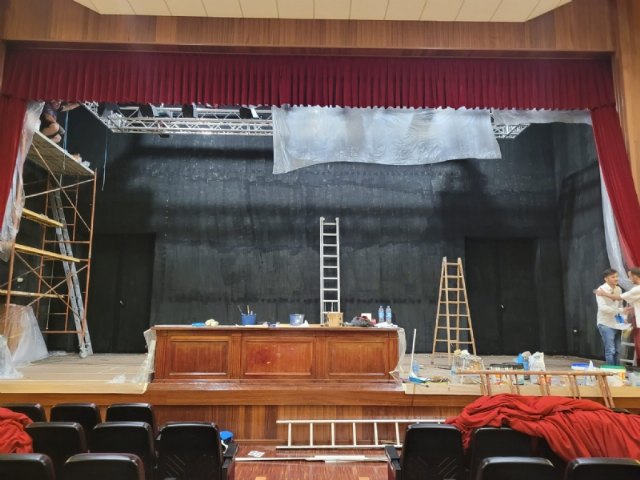 Se acometen trabajos de repintado del escenario del Teatro Ginés Rosa, y de instalación de los nuevos equipos de sonorización e iluminación, Foto 1