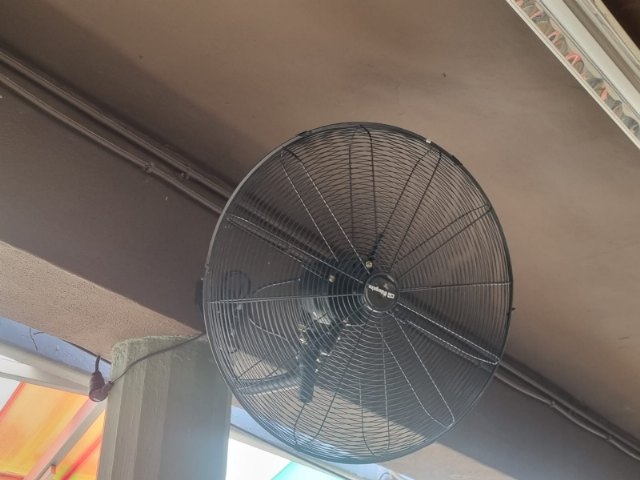 Instalan ventiladores en la Plaza de Abastos para combatir las altas temperaturas - 2, Foto 2