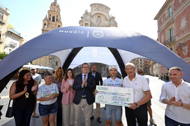 El ciclista Gabriel García completa en la plaza de la catedral el reto 'El último de la maratón' para homenajear a los pacientes de cáncer - 1, Foto 1