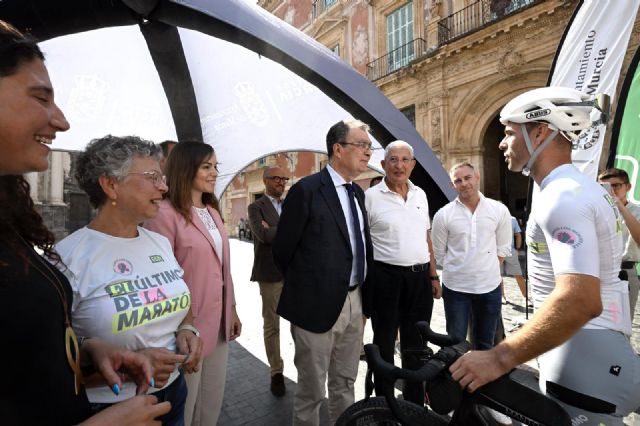 El ciclista Gabriel García completa en la plaza de la catedral el reto 'El último de la maratón' para homenajear a los pacientes de cáncer - 2, Foto 2
