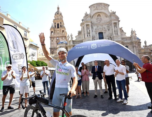 El ciclista Gabriel García completa en la plaza de la catedral el reto 'El último de la maratón' para homenajear a los pacientes de cáncer - 3, Foto 3