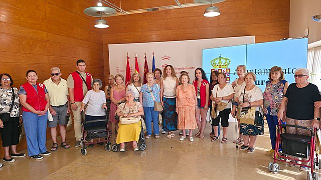 El Ayuntamiento refuerza su compromiso contra la soledad no deseada con nuevos programas para personas mayores en la ciudad y pedan�as