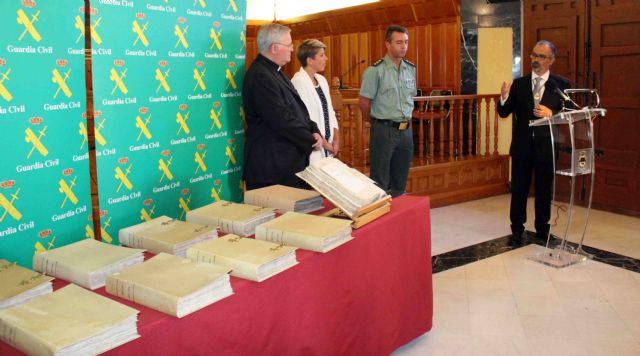 La Guardia Civil entrega al Ayuntamiento de Caravaca de la Cruz diez volúmenes de documentación municipal patrimonio de la Región - 2, Foto 2