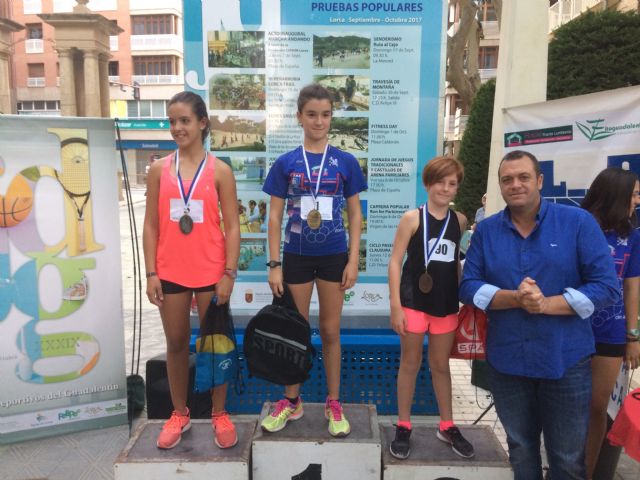 110 jóvenes deportistas participan en la primera sesión de Jugando al Atletismo en la Calle - 1, Foto 1