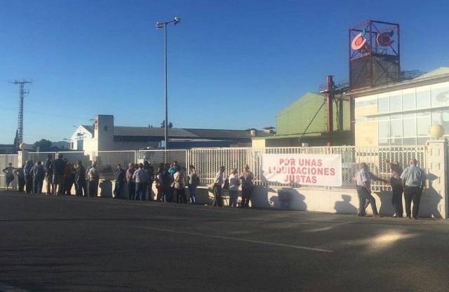 El PP de Totana expresa su solidaridad con los socios de COATO que se están manifestando estos días a las puertas de la cooperativa, Foto 1