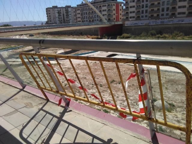 El PSOE denuncia el abandono vergonzoso al que somete el PP al entorno de la Pasarela Manterola y pide más presencia policial en la zona - 4, Foto 4