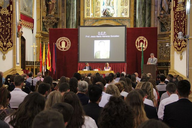 Medicina de la UCAM homenajea al Dr. Herreros en la bienvenida a su séptima promoción - 1, Foto 1