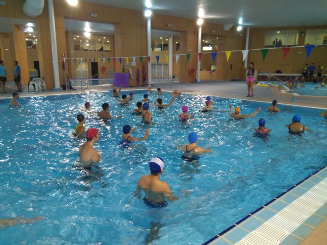 60 personas participan en una animadísima jornada acuática popular con aquazumba y juegos infantiles - 2, Foto 2