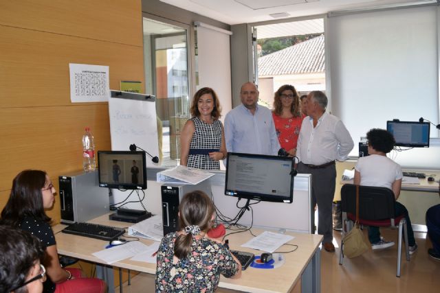 El SEF forma en tareas administrativas a una quincena de personas con discapacidad - 2, Foto 2