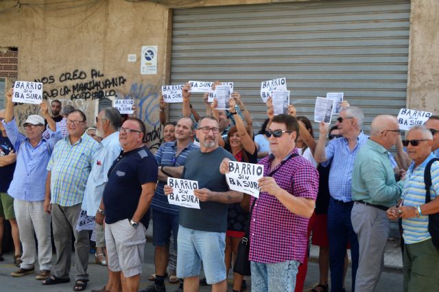 CTSSP apoya gran concentración vecinal en San Antón, en protesta por la suciedad de los solares abandonados - 1, Foto 1