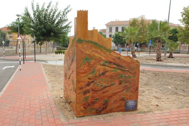 Una escultura del Castillo elaborada por el centro Psicosocial decora desde hoy el Parque Infantil de Trfico, Foto 2