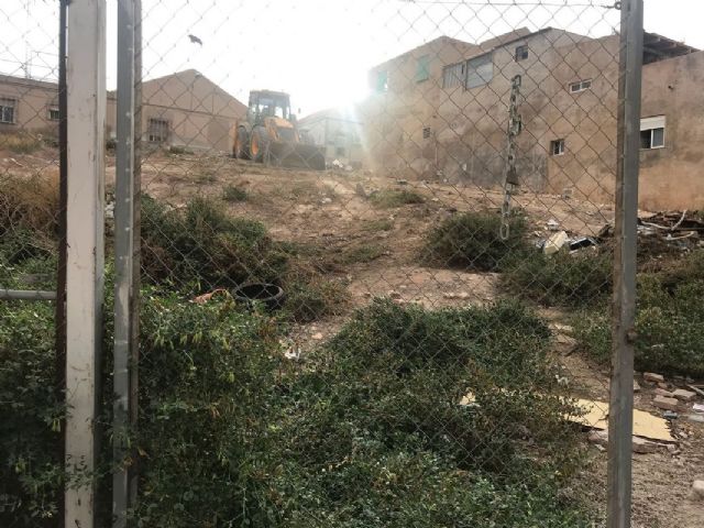 Infraestructuras acomete la limpieza de solares en el barrio de San Antón - 1, Foto 1