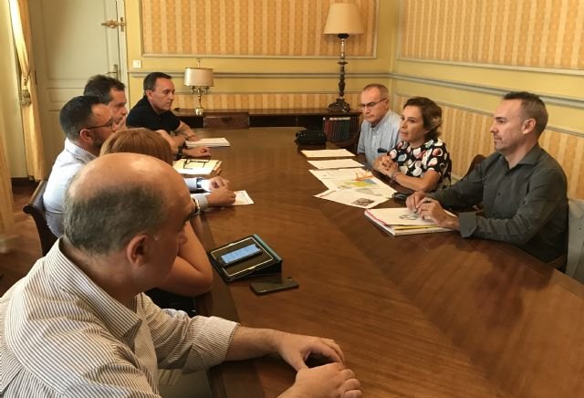 Las editoriales supervisarán los contenidos de la Región en los libros de texto con docentes de la Comunidad - 1, Foto 1