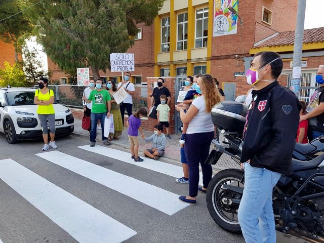 José López se congratula de que la Consejería recule ante la presión de los padres y conceda un profesor más al CEIP `Azorín´ - 1, Foto 1