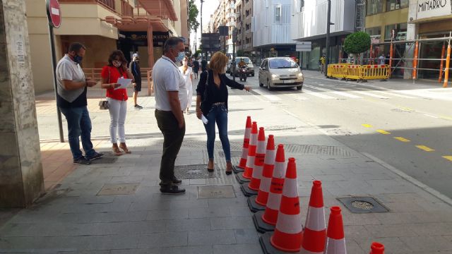 El alcalde del PSOE mete un carril para el tráfico invadiendo la mitad de la acera en plena avenida Juan Carlos I - 1, Foto 1