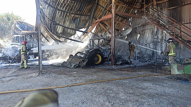 Incendio en una nave de Ceutí con varios tractores en su interior moviliza a los bomberos, sin víctimas que lamentar - 1, Foto 1