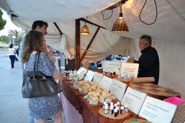 Decenas de artesanos muestran sus productos este domingo en el Mercado de la Sal - 1, Foto 1