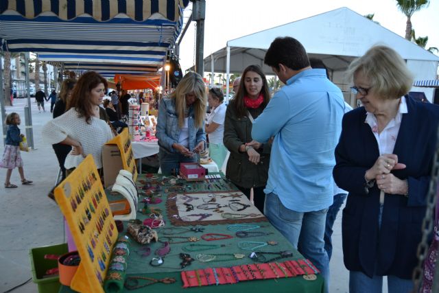 Decenas de artesanos muestran sus productos este domingo en el Mercado de la Sal - 2, Foto 2