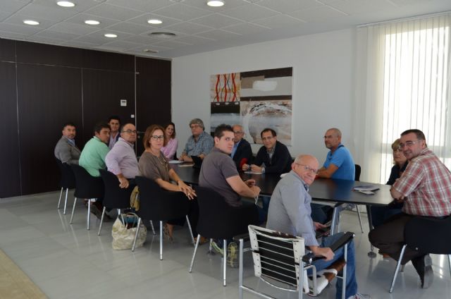 El alcalde presenta a las asociaciones de comerciantes y hosteleros las ventajas fiscales de las que gozará el sector en 2017 - 1, Foto 1