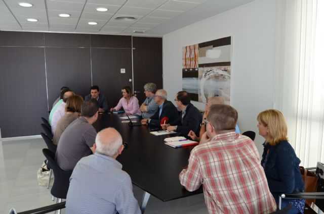 El alcalde presenta a las asociaciones de comerciantes y hosteleros las ventajas fiscales de las que gozará el sector en 2017 - 2, Foto 2