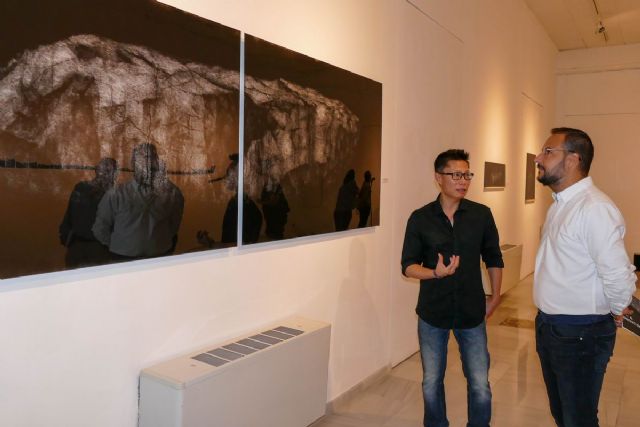 El artista coreano Kihong Chung cuelga sus creaciones en el Palacio Molina - 1, Foto 1