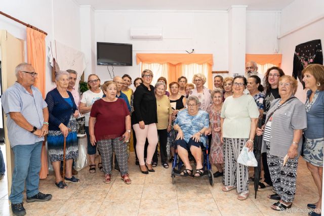 Una exposición de fotos y antigüedades inaugura la Semana cultural de los mayores de la Barriada de la Caridad - 1, Foto 1