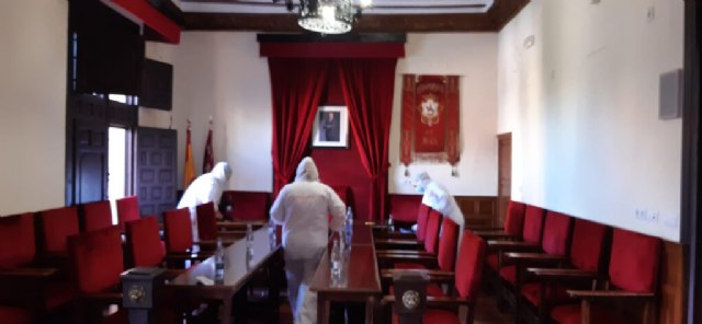 Labores de desinfección en las instalaciones del Ayuntamiento de Mula tras el positivo del alcalde - 1, Foto 1