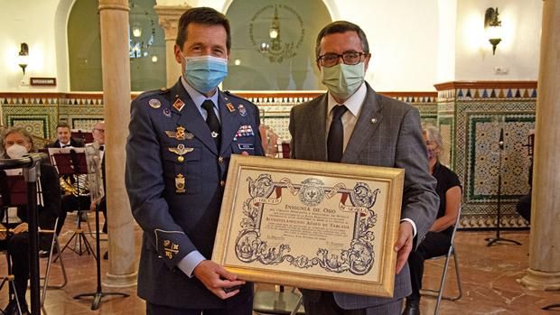 Acto de entrega de las insignias de oro del Círculo Mercantil - 1, Foto 1