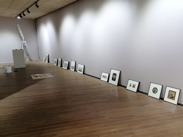 En marcha la instalación en el Archivo regional de la exposición que muestra un gran fondo de imágenes del novelista Benito Pérez Galdós - 1, Foto 1
