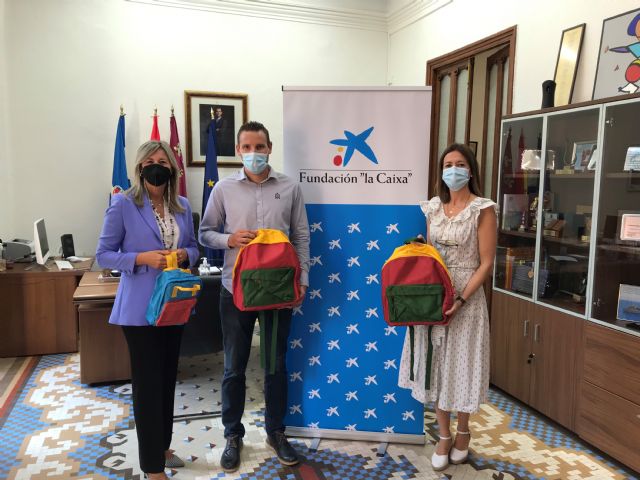 Alumnos de Águilas en situación de vulnerabilidad han vuelto a clase con nuevo material escolar gracias a la Fundación la Caixa y CaixaBank - 1, Foto 1