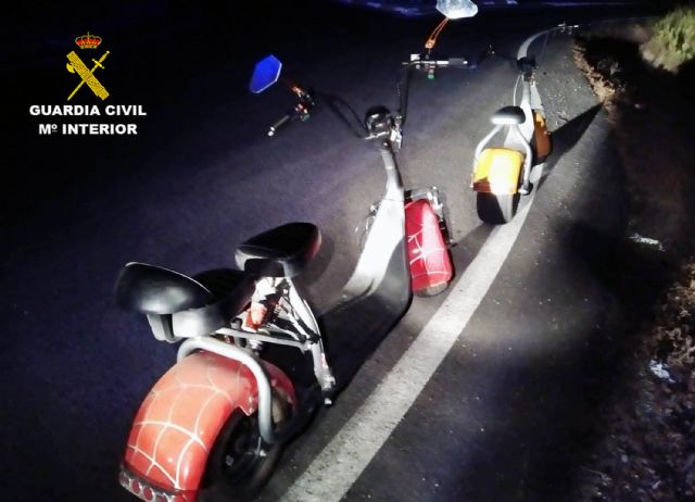 La Guardia Civil sorprende a una joven pareja circulando en los conocidos como patinetes a motor por autovía, Foto 1