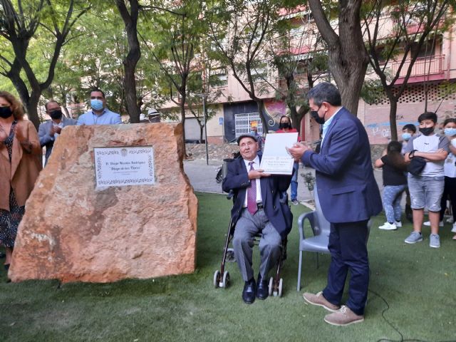 El Ayuntamiento instala un monolito en la Plaza de las Flores en honor al querido vecino 'Diego de las Flores' - 3, Foto 3