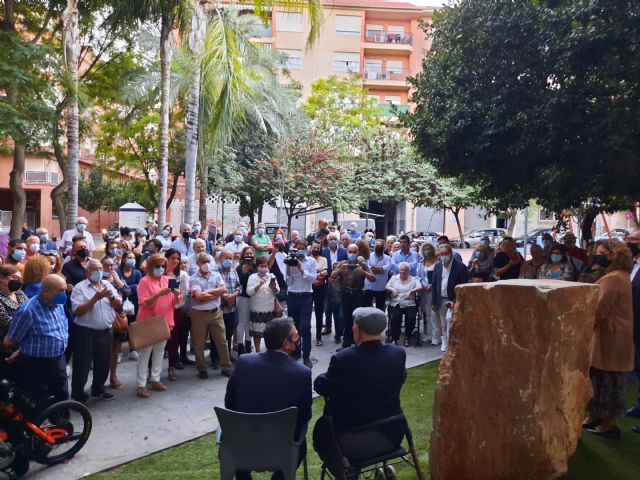 El Ayuntamiento instala un monolito en la Plaza de las Flores en honor al querido vecino 'Diego de las Flores' - 4, Foto 4