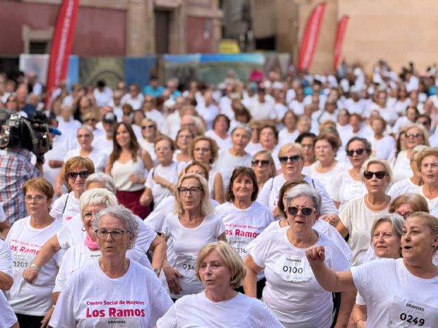 Usuarios de los Centros Sociales de Mayores conmemoran el Día de las Personas Mayores con deporte y convivencia en la Plaza de Belluga - 2, Foto 2