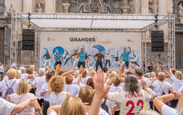 Usuarios de los Centros Sociales de Mayores conmemoran el Día de las Personas Mayores con deporte y convivencia en la Plaza de Belluga - 4, Foto 4