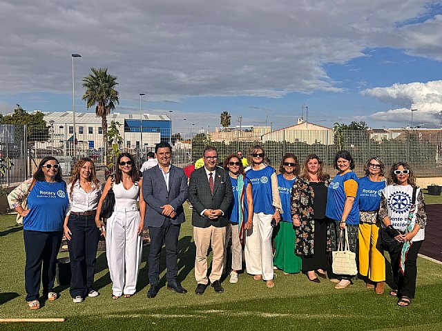 La Escuela Infantil de Santiago de la Ribera cuenta desde hoy con 15 moreras que dar�n sombra al patio de juegos