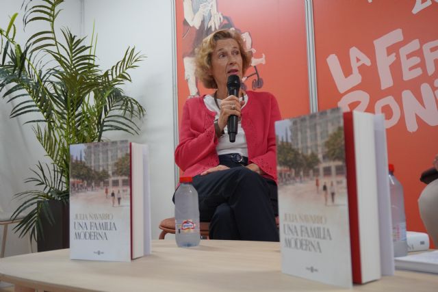 El furor literario de Julia Navarro hace lleno en la Feria del Libro de Murcia