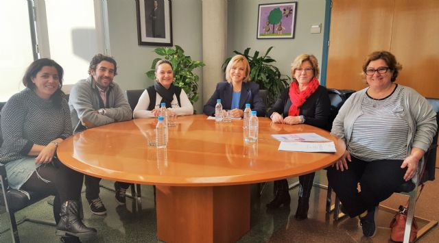 La consejera Violante Tomás se reúne con la presidenta de la Plataforma de Organizaciones de la Infancia de la Región - 1, Foto 1