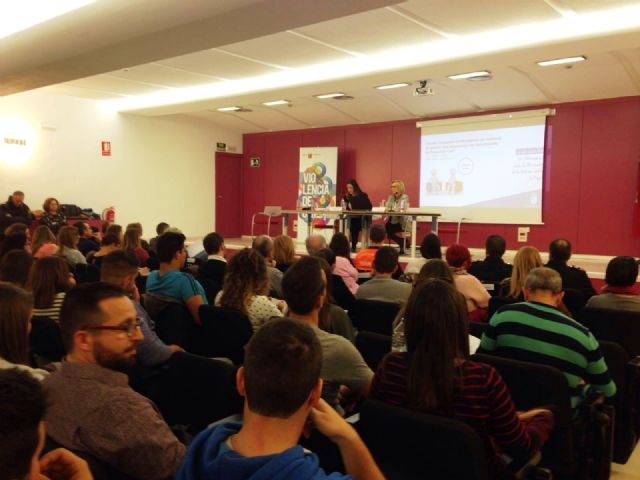 La Comunidad forma a 130 profesionales en atención a víctimas de la violencia de género en situaciones de emergencia - 1, Foto 1