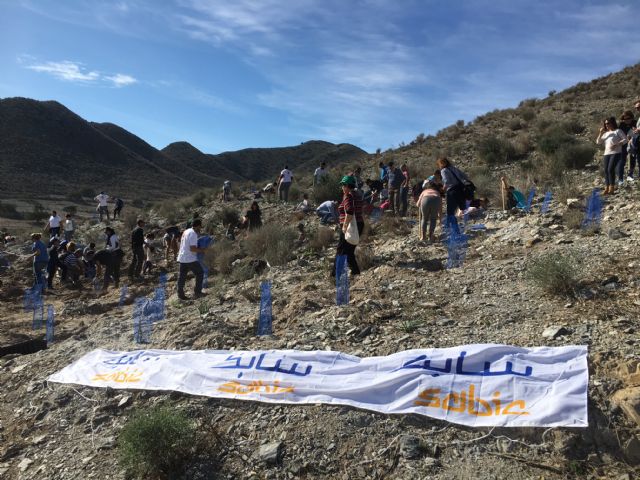 Un centenar de trabajadores de SABIC participan en la replantación del Garbancillo de Tallante - 1, Foto 1