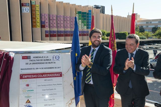 Fernando López Miras inaugura la tabla periódica instalada en la fachada de la Facultad de Química de la Universidad de Murcia - 1, Foto 1