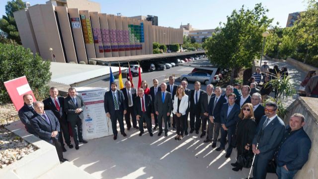 Fernando López Miras inaugura la tabla periódica instalada en la fachada de la Facultad de Química de la Universidad de Murcia - 2, Foto 2