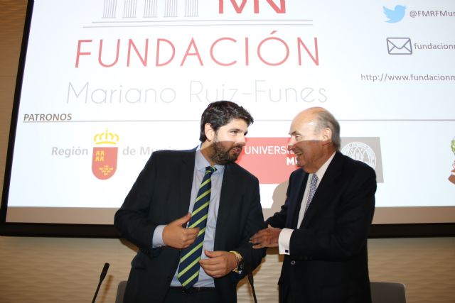 López Miras asiste a la conferencia ´Europa, ¿un proyecto en crisis? ´ a cargo de Miquel Roca Junyent - 1, Foto 1