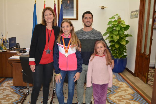 La gimnasta aguileña Carolina Castillo e recibida por la alcaldesa y el edil de Deportes tras su exitoso paso por el Campeonato de España - 1, Foto 1